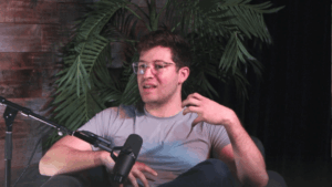 El joven emprendedor venezolano Victor Cárdenas conversa durante un podcast.