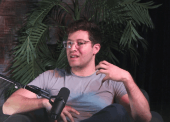 El joven emprendedor venezolano Victor Cárdenas conversa durante un podcast.