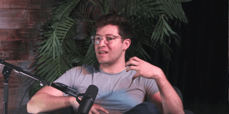 El joven emprendedor venezolano Victor Cárdenas conversa durante un podcast.