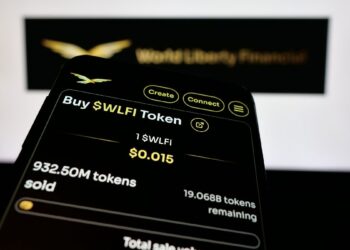 Teléfono con la página web de WLFI junto a su logo.