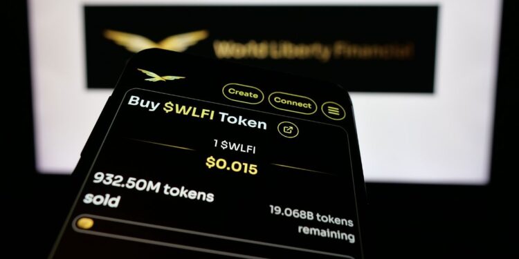 Teléfono con la página web de WLFI junto a su logo.