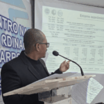 El economista Aarón Olmos durante una charla en la UNERS, Venezuela.