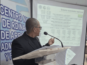 El economista Aarón Olmos durante una charla en la UNERS, Venezuela.