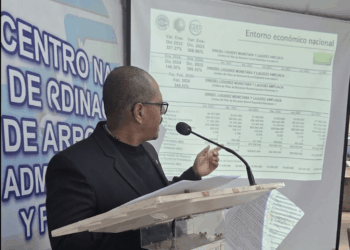 El economista Aarón Olmos durante una charla en la UNERS, Venezuela.