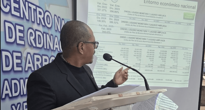 El economista Aarón Olmos durante una charla en la UNERS, Venezuela.