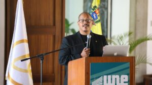 Fotografรญa del economista y profesor universitario, Aarรณn Olmos.