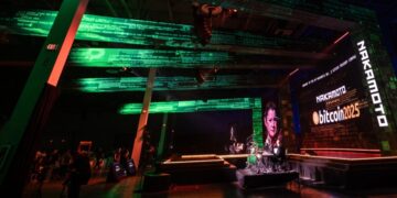 Fotografía de un escenario de la Conferencia de Bitcoin en 2025.