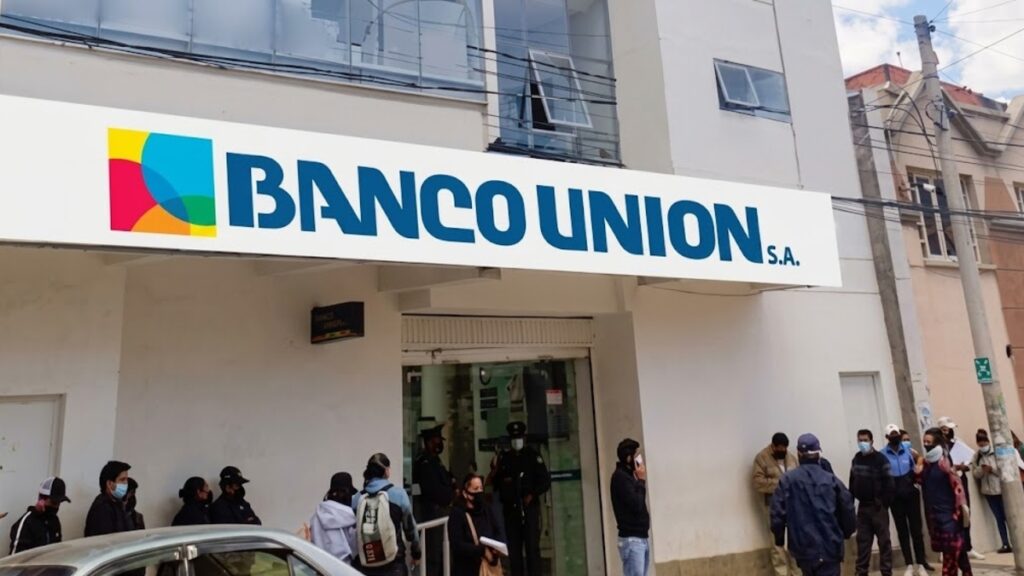 Fotografía fachada de oficina del Banco Unión.