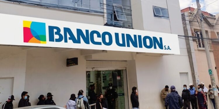 Fotografรญa fachada de oficina del Banco Uniรณn.