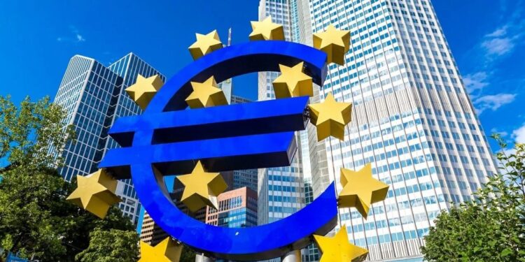 Fotografía de símbolo del euro a las afueras del BCE.
