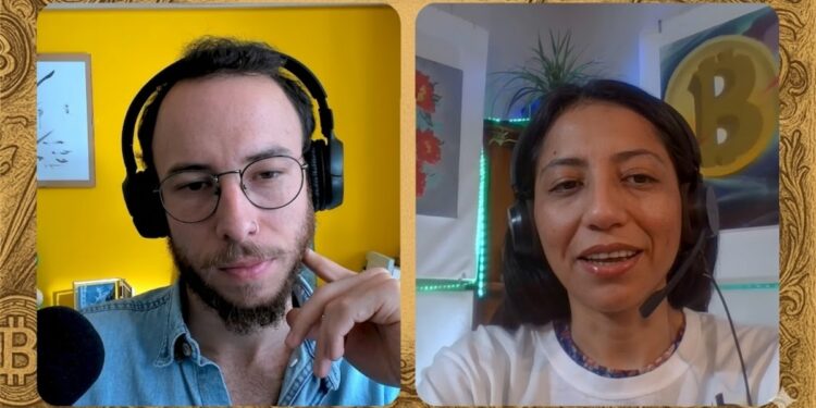 Fotografía de Iván Gómez y Evelyn Lemus en el podcast de CriptoNoticias.