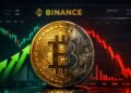 Bitcoin en primer plano con gráfico de Binance de fondo: flechas verdes subiendo a la izquierda y una fuerte caída con flechas rojas a la derecha.