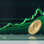 Moneda de bitcoin dorada y gráfico genérico de precios en verde y ascendente.