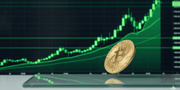 Moneda de bitcoin dorada y gráfico genérico de precios en verde y ascendente.