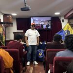 Fotografรญa de Juan Pablo, de Bitcoin Research, impartiendo un taller de Bitcoin ante estudiantes universitarios en Bolivia.