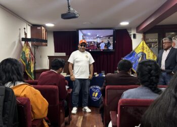Fotografía de Juan Pablo, de Bitcoin Research, impartiendo un taller de Bitcoin ante estudiantes universitarios en Bolivia.