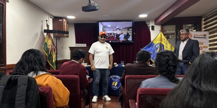Fotografía de Juan Pablo, de Bitcoin Research, impartiendo un taller de Bitcoin ante estudiantes universitarios en Bolivia.