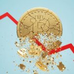 Moneda de bitcoin deshaciéndose con una flecha roja hacia abajo