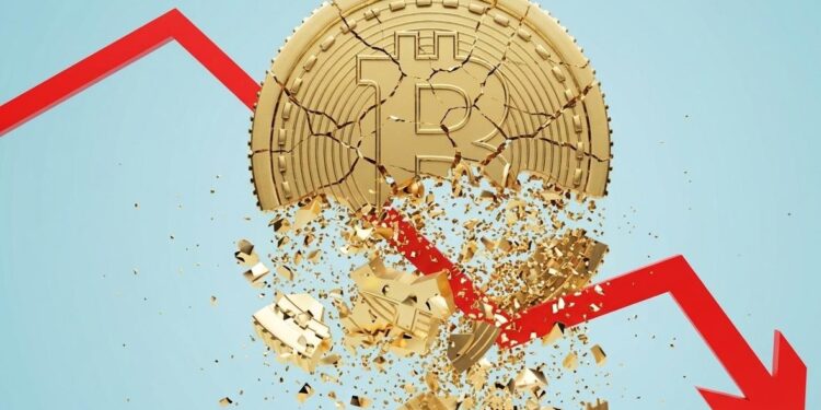 Moneda de bitcoin deshaciéndose con una flecha roja hacia abajo