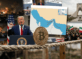 En primer plano, una moneda de bitcoin haciendo equilibrio sobre una soga. En el fondo, imágenes de Donald Trump hablando, un mapa del estrecho de Ormuz, ataques aéreos sobre Irán y un paisaje típico de Irán.