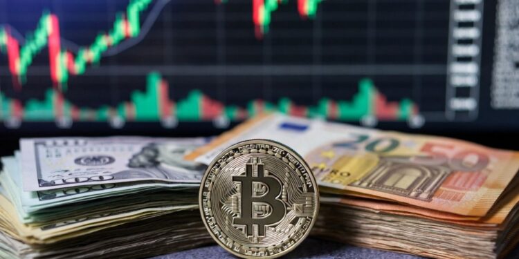 Moneda física de bitcoin rodeada de billetes de dólares y euros sobre un fondo con gráficos bursátiles.