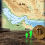 En primer plano, moneda física de bitcoin con flechas hacia arriba y hacia abajo. En el fondo: mapa del estrecho de Ormuz.