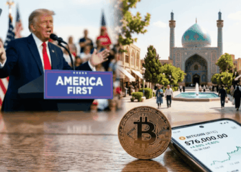 Primer plano: una moneda de Bitcoin junto a un móvil marcando $76.000. Al fondo, a la izquierda, Donald Trump da un discurso con banderas de EE.UU. A la derecha, una plaza pacífica en Irán con una mezquita de cúpula azul y gente paseando bajo el sol. Escena realista de contrastes geopolíticos.