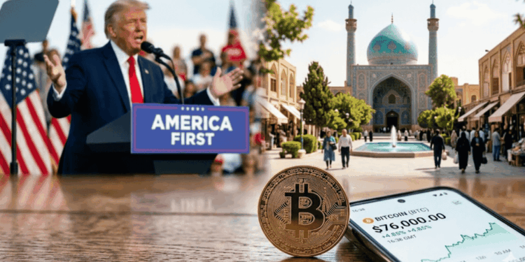 Primer plano: una moneda de Bitcoin junto a un móvil marcando $76.000. Al fondo, a la izquierda, Donald Trump da un discurso con banderas de EE.UU. A la derecha, una plaza pacífica en Irán con una mezquita de cúpula azul y gente paseando bajo el sol. Escena realista de contrastes geopolíticos.