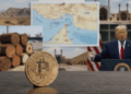 En primer plano: moneda de bitcoin sobre una mesa. En el fondo: imágenes de Donald Trump hablando, barriles de petróleo, paisaje de Irán y un mapa del estrecho de Ormuz.