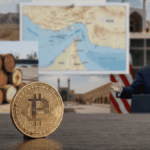 En primer plano: moneda de bitcoin sobre una mesa. En el fondo: imágenes de Donald Trump hablando, barriles de petróleo, paisaje de Irán y un mapa del estrecho de Ormuz.