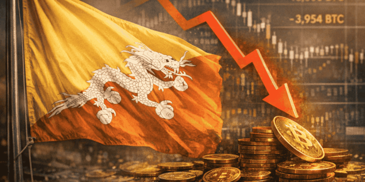 Bandera de Bután junto a monedas de bitcoin y una gráfica con flecha descendente que simboliza la caída de reservas.
