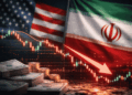 Gráfico financiero descendente con banderas de Estados Unidos e Irán de fondo y elementos de mercados en caída.