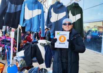 Fotografía de un vendedor callejero que acepta BTC en Bolivia.