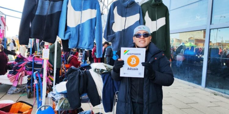 Fotografía de un vendedor callejero que acepta BTC en Bolivia.