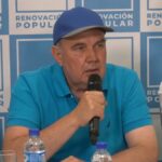 Fotografรญa de Rafael Lรณpez Aliaga en su comando de campaรฑa.