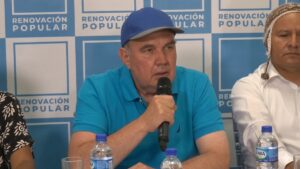 Fotografía de Rafael López Aliaga en su comando de campaña.