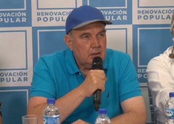 Fotografía de Rafael López Aliaga en su comando de campaña.