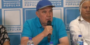 Fotografía de Rafael López Aliaga en su comando de campaña.