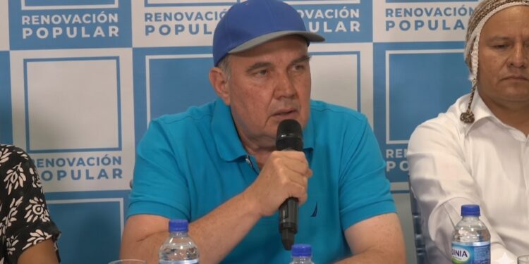 Fotografía de Rafael López Aliaga en su comando de campaña.