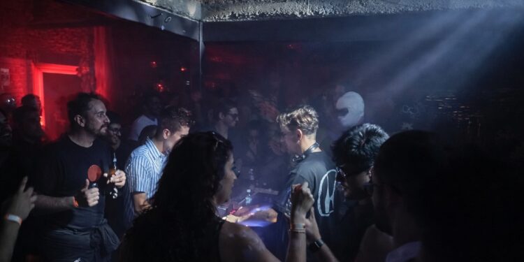 Fotografรญa del DJ venezolano Federico Blank tocando en la fiesta de Techno Veneko en Caracas.