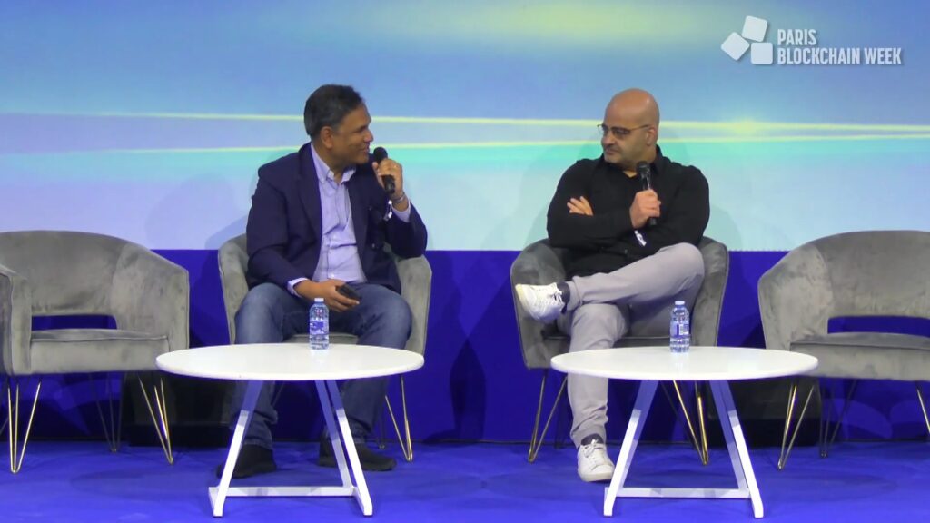 Fotografía de panelistas conversando en el Paris Blockchain Week 2026.