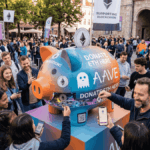 Muchas personas depositando ETH en una alcancía con forma de cerdo con el logo de AAVE.