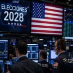 Los comerciantes en el mercado bursátil observan pantallas con gráficos financieros.