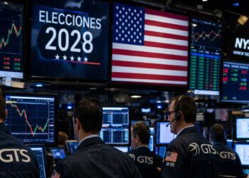 Los comerciantes en el mercado bursátil observan pantallas con gráficos financieros.