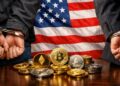 Bandera de EE. UU., con criptomonedas y hombres esposados.