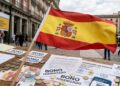Bandera de España con papeles que digan "bono tokenizado" y euros alrededor.
