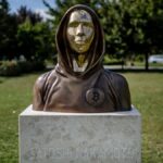 Fotografía de busto de Satoshi Nakamoto.