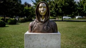 Fotografía de busto de Satoshi Nakamoto.