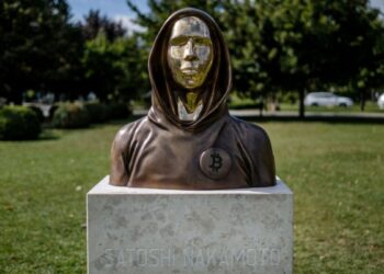 Fotografía de busto de Satoshi Nakamoto.