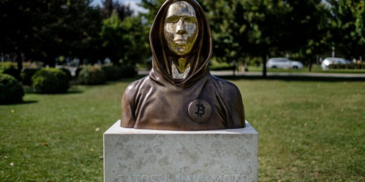 Fotografía de busto de Satoshi Nakamoto.